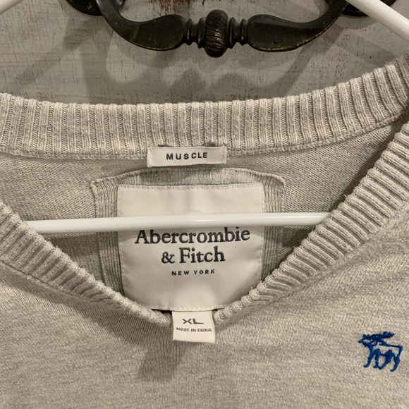 Abercrombie & Fitch Light Gray V-Neck Sweater - Picture 2 of 2